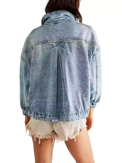 Conjunto de três peças de jaqueta, camiseta e minissaia