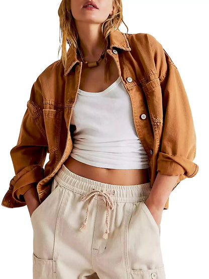 Conjunto de três peças de jaqueta, camiseta e minissaia