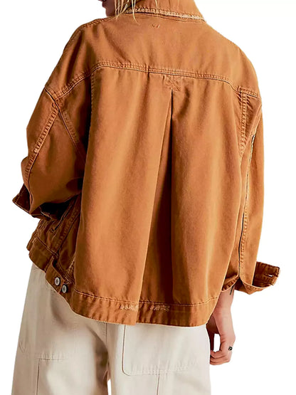 Conjunto de três peças de jaqueta, camiseta e minissaia