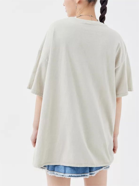 Conjunto de três peças de jaqueta, camiseta e minissaia