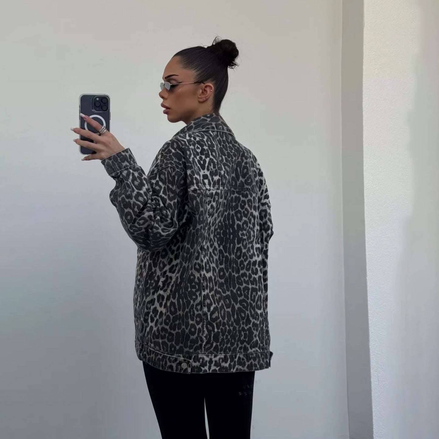 Jaqueta jeans vintage casual com estampa de leopardo