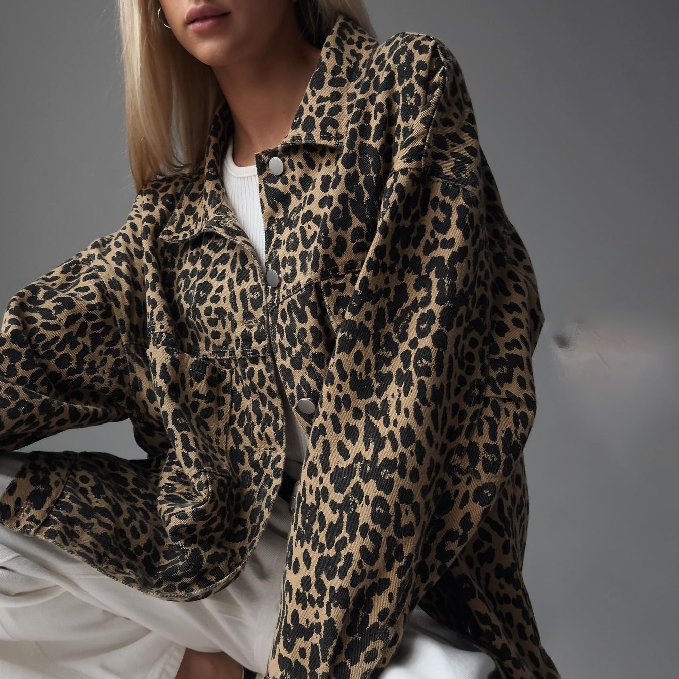 Jaqueta jeans vintage casual com estampa de leopardo